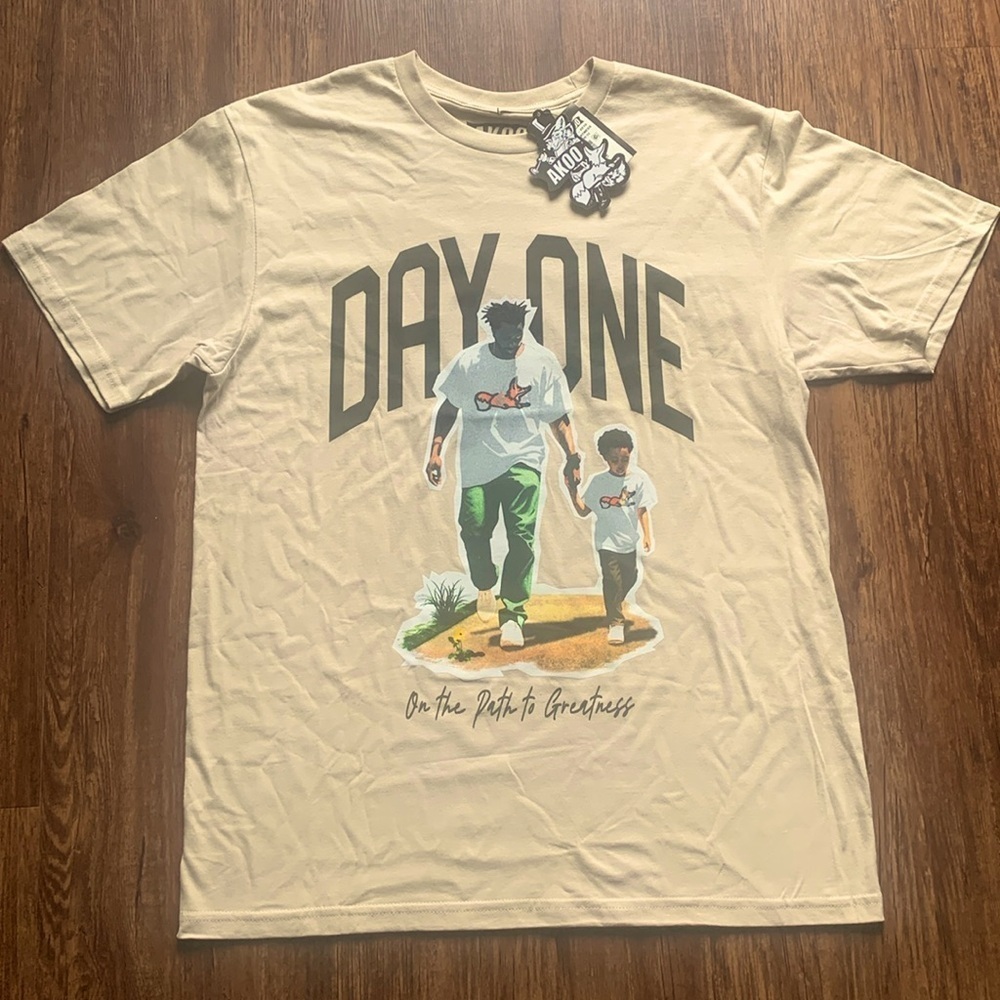 AKOO Men’s Graphic T-Shirt Short Sleeve Tee Day One Tan Size Large New